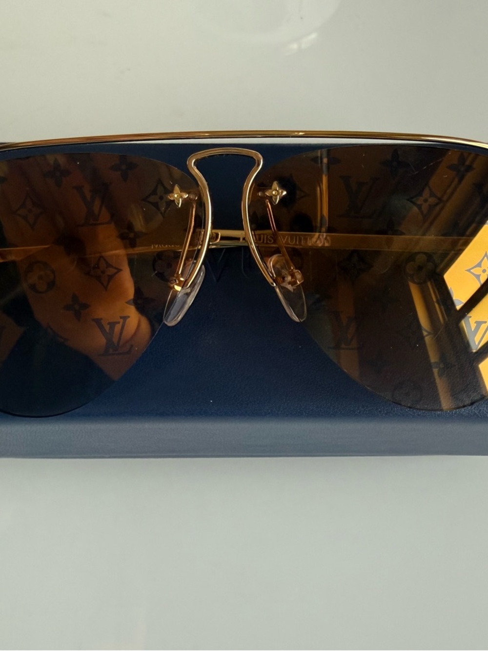 Louis Vuitton Gold Frame Brown Gradient Aviator Sunglasses - Picture 4 of 10